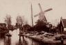 Een zeer oude foto uit 1885. Op de foto de scheepswerf van Asselman aan het Zomerrak.De molen nop de voorgrond is molen 'De Ooster' aan het Zomerrak. Op de achtergrond molen 'Het Zwarte Paard' aan de Oudvaart. Deze molen was van Kingma. De vroegere molenaarswoning en een deel van het oude pakhuis zijn nog aanwezig.