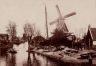 Een zeer oude foto uit 1885. Op de foto de scheepswerf van Asselman aan het Zomerrak.De molen nop de voorgrond is molen 'De Ooster' aan het Zomerrak. Op de achtergrond molen 'Het Zwarte Paard' aan de Oudvaart. Deze molen was van Kingma. De vroegere molenaarswoning en een deel van het oude pakhuis zijn nog aanwezig.