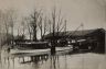 Oef, dit is een oudje. Op de foto de scheepswerf van H.v.d.Werf aan de Zwette. De werf heeft ook aan Van der Zee toebehoord. Op het erf stond o.a. een taanketel om zeilen te tanen. De werf stond ter hoogte van de oude Steenklip.