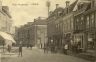 De Wijde Burgstraat omstreeks 1914. De straat ontleent zijn naam aan de burcht van Rienck Bockema die op de hoek van de Nauwe en de Wijde Burgstraat stond. Deze burcht was met paard vanaf de Poortezijlen door een poort bereikbaar en via een smal water vanaf de Suupmarkt, die toen aan die zijde Waghenbrugge heette. Op de achtergrond op de hoek het grote pand dat vroeger de Friesche Bank was.