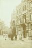 Wijde Burgstraat in 1914. Op de foto het vermaarde Hotel 'De Stad Munster' wat in 1902 op deze plek is gebouwd. Eerder hadden zij een hotel aan het Schapenplein. Daarvoor waren er in de Wijde Burgstraat de woning en de pakhuizen van de wijnkoper Johannes Gorter. Deze verhuisden naar de Gedempte Pol.