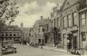 1935. Een kijkje in de Wijde Noorderhorne, met op de achtergrond de 'Grote' of 'Martinikerk'.
Rechts op de foto de nog intact zijnde gevels van de vroegere herenhuizen, waarvan de tuinen tot aan het achterliggende Bolwerk liepen. Auto's en bakkerskarren vervolmaken het straatbeeld van die tijd.