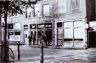  2 Heren poseren voor het café van P.C. Klopma aan het Martiniplein. Getuige de palen op de voorgrond was de veemarkt nog aanwezig. De foto is dan van voor 1930, toen de veemarkt naar het (kaats) land achter de Westersingel is verhuisd.