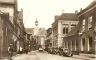 Oude Koemarkt met zicht op de Martinikerk. Rechts op de voorgrond het vroegere armhuis. Op de achtergrond de oorspronkelijk uit de 11e eeuw stammende Martinikerk.