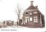 Een foto van het tolhuis, net achter IJsbrechtum. Het lag aan de weg Sneek- Bolsward en heeft tot 1939 dienst gedaan. Op de gevel het wapen van Sneek met Leeuw en Wildeman.