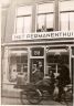 Kruizebroederstraat 59. zoals het opschrift op de deur al aan geeft was hier de sigarenwinkel van de bekende Sneeker Henk Stuurop. Behalve dat hij rookartikelen verkocht, stond hij ook bekend als conferencier. Nog steeds bestaat 'Pijprookclub' Henk Stuurop.