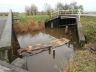 Hierna ziet u een reeks foto's, gemaakt tijdens de aanleg van de vis-en klúnsteiger in de Oudvaart bij de brug in de Aldfeartsdyk. Dit werk is door vrijwilligers van Goenga uitgevoerd, met steun van: Gemeente Súdwest-Fryslân, A.N.W.B. en de Provincie Frieslân. Ook de bovengenoemde- en getoonde walbeschoeing maakte deel uit van dit project.