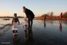 Bij laat zonlicht op het ijs nabij Sneekermeer.