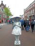 27-04-2018. Koning- dag in Sneek. Deze dame probeerde als 'standbeeld' iets te verdienen, hetgeen redelijk gelukte gezien de publieke aandacht die zij kreeg. 
