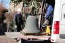 Geland. Tot op de centimeter liet de kraanmachinist de klok op de laadklep van de auto zakken. Diameter klok onder is 93 cm. Gewicht is ± 450 kg. De klok dateert uit 1542.