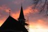 24 februari 2019. 17.32 uur. Zonsondergang die kerk en toren in een fraai avondlicht laat zien.
