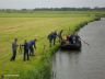 deze praam, varend in de Oudvaart nadert de brug in de Aldfeartsdyk bij Goënga.