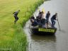  Bij de praam van Tersoal moet de laatste man aan boord zien te komen voordat zij de brug kunnen passeren.