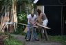 Eendracht maakt macht. Robby en vrouw Wietske tijdens het spijkervrij maken van sloophout uit hun 2e huisje.
