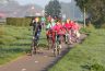 En weer wordt het voorjaar en fietst de jeugd met mooi weer naar school.