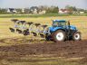 Maar er werd door het loonbedrijf ook nog op het land gewerkt, met op de achtergrond de achterzijde van de Boppeslag.