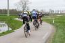 De achterkant van het gelijk, in dit geval de renners op weg naar de Midlânsdyk.