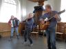 Joop de Jong, Hylke Tromp en Jan-Willem Bleijswijk op volle toeren in het kerkje van Goënga