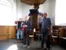 De drie heren aan het einde van het eerste deel in de kerk. Zij nemen het dik verdiende applaus in ontvangst.