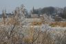Vervaagde kerk in sneeuwlandschap.