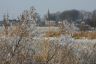 Vervaagde kerk in sneeuwlandschap.