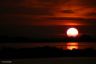 Tjeukemeer, vanaf de Margjepôle. In een paar seconden zakt de zon asl een grote bol achter de horizon.
