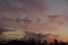 Paddenstoel-wolkjes drijven 's avonds omhoog en lossen op in de ruimte.
Foto nabij Langweer. 