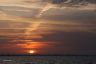 Vervolg vorige foto, de zon komt als een vurge bol te voorschijn en zou voor een warme dag zorgen. Tjeukemeer.