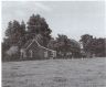 Dit lieflijke huisje (Hege Wier 4) stond ooit aan de rand van het dorp en werd o.a. bewoond door de schoenmaker Jochum Posthuma. Vanaf 1928 is het bewoond geweest door de familie Bokma. Het huis wordt nu alweer een aantal jaren bewoond door de familie Zuidema.