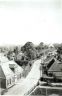 Foto genomen vanuit de kerktoren, waarschijnlijk omstreeks het jaar 1955. Rechts op de voorgrond is voor het huis het pad te zien naar wat het Pôllehout heet. De rij woningen die daar staan behoren mede tot de oudsten van het dorp.