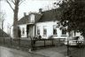 De pastorie van Goënga omstreeks 1960. De Hekwerken voor de pastorie en om de kerk dateren van 1881 en zijn vervaardigd door het Sneker bedrijf Jaarsma. Dit bedrijf zetelde aan de Geeuw en is in 1904 naar Hilversum verhuisd.