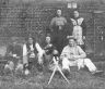 Pauze na het uittrekken van de stekels op het land. De foto is genomen naast de boerderij van Van der Wier. Met hondje, Pieter Boomstra, binnenkort de nieuwe boer. Verder: Bouke van der Velde, Eeltsje Dotinga en Gerben Kamstra. Rechts achter, de huishoudster van Simen van der Wier, op dat moment nog boer op deze boerderij. De jonge links vrouw is onbekend.