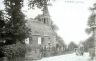 Foto van de N.H. Hervormde kerk van Goënga, gebouwd in 1758. De foto zal omstreeks 1920 zijn gemaakt. De ramen waren nog voorzien van fraaie luiken.