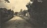 Foto van de dorpsstraat, maar nu gefotografeerd naar het zuidwesten. Midden op de foto het pand waarin jarenlang de dorpswinkel van de Fam. Meester was gevestigd.