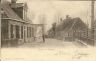 Gezicht op de dorpsstraat en de brug in Goënga. het pand rechts op de foto was een kruidenierswinkeltje. daarvoor het pad naar het Pôlehout, een streek huizen langs wat toen 'De Finne' heette. De foto dateert van ongeveer 1920. 