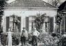 Deze foto laat de oude dorpsschool omstreeks de jaren '30 van de vorige eeuw zien. van links naar rechts op de foto: Riemke Jellema, Thys Rienstra en Jouke Punter. Rechts op de foto is nog net een stukje van het huis van de schoolmeester W. van der Werf te zien.