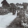 Foto van de 'Burgerbeveiliging' van omstreeks 1920. zij poseren hier op de weg naar Goënga
bij de voormalige boerderij met de naam Abma's pleats. De boerderij stond tegenover de uitrit van de huidige boerderij van Wijbrandi. De opvaart van deze voormalige boerderij  is nog altijd aanwezig en heeft zijn loop naar de Zwette.