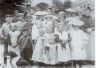 De dorpsjeugd van Goënga omstreeks 1915-1920 in de dorpsstraat met de naam 'Hege Wier' op de foto. Op de achtergrond is nog net een stukje van de vroegere brug zichtbaar.