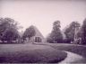 Gezicht op het dorp Spears. De linker boerderij is in 1939 afgebroken. De rechter boerderij word tegenwoordig bewoond door loonbedrijf J.F.Huistra. Ooit hadden de boerderijen een rechtstreekse weg naar het vroegere Nijkleaster, dat aan de overzijde van de huidige Leeuwarderweg lag.