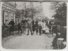 De wat we nu de opgeschoten jeugd van het dorp zouden noemen op de foto in ± 1920.
Op de achtergrond de N.H. Kerk, ook hier nog met de luiken voor de ramen.