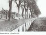 De Leeuwarder straatweg met de huizen aan De Streek in vroegere tijden. Tot 1922 behoorde dit gedeelte wat nu onder Scharnegoutum valt, toe aan het grondgebied van Goënga. 