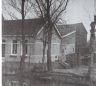 Aldfeartsdyk 5. Nogmaals een foto van de voormalige koemelkerij met een prachtig uitzicht over het land. Op deze foto zijn de schuur en de bijgebouwen nog aanwezig.
In 1958 zijn de schuren gesloopt en is het huis verbouwd tot een woonhuis voor de familie Miedema.( Zie ook vorige foto).